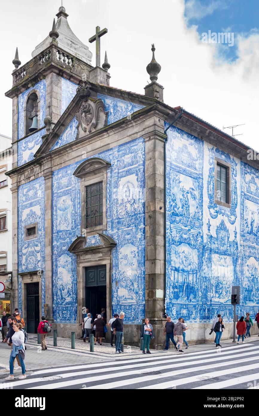 Berühmte Azulejos Portugiesische blaue und weiße Wandfliesen im 18. Jahrhundert Capela das Almas de Santa Catarina - St. Katharinenkapelle in Porto, Portugal Stockfoto