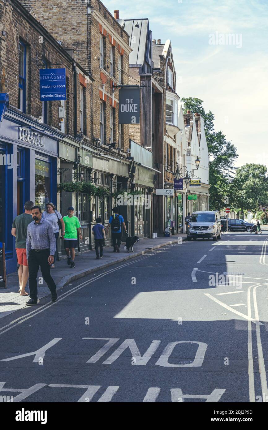 London/UK-1/08/18: Menschen, die entlang der Duke Street in Richmond gehen. Richmond ist eine Vorstadt im Südwesten Londons an einer Mäander der Themse, wi Stockfoto