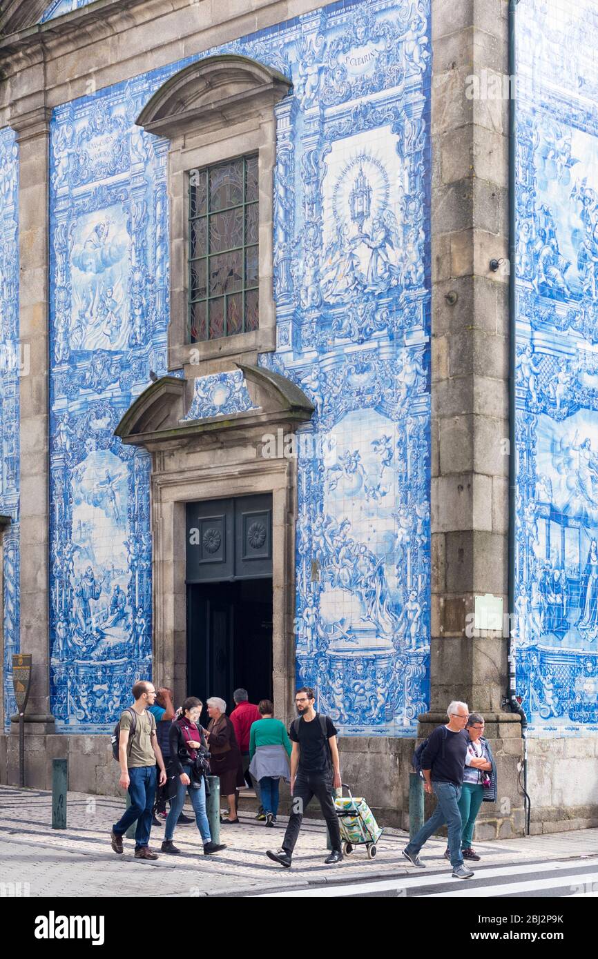 Berühmte Azulejos Portugiesische blaue und weiße Wandfliesen im 18. Jahrhundert Capela das Almas de Santa Catarina - St. Katharinenkapelle in Porto, Portugal Stockfoto