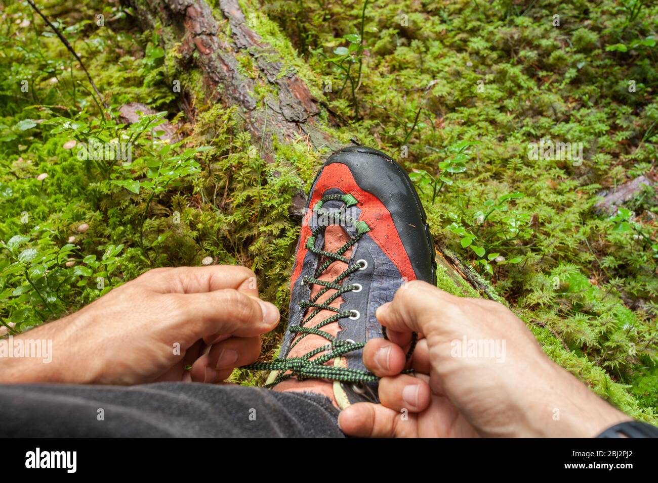 Befestigung ihre Schuhe in einem Wald Stockfoto