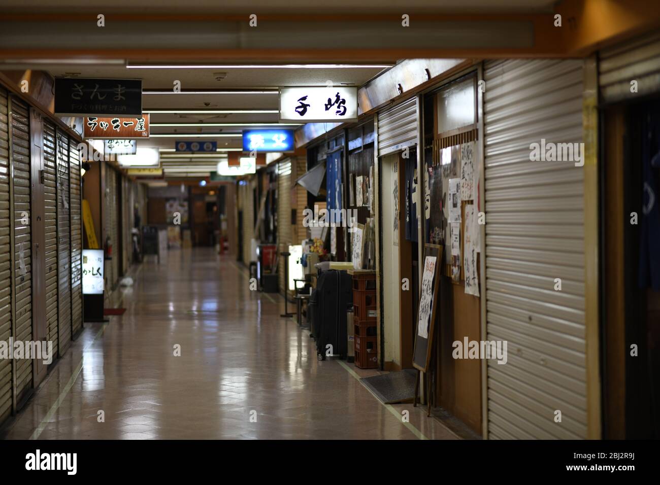 Dienstag. April 2020. TOKIO, JAPAN - APRIL 28: Auf diesem Foto sind Restaurants und Bars zu sehen, die während des COVID-19-Coronavirus-Ausbruchs am Dienstag, den 28. April 2020 in Tokio meist geschlossen sind. Der japanische Premierminister Shinzo Abe hat letzte Woche einen landesweiten Ausnahmezustand ausgerufen, in dem die Menschen aufgefordert werden, zu Hause zu bleiben, um die Ausbreitung des Coronavirus im ganzen Land zu verhindern. (Foto: Richard Atrero de Guzman/AFLO) Quelle: Aflo Co. Ltd./Alamy Live News Stockfoto