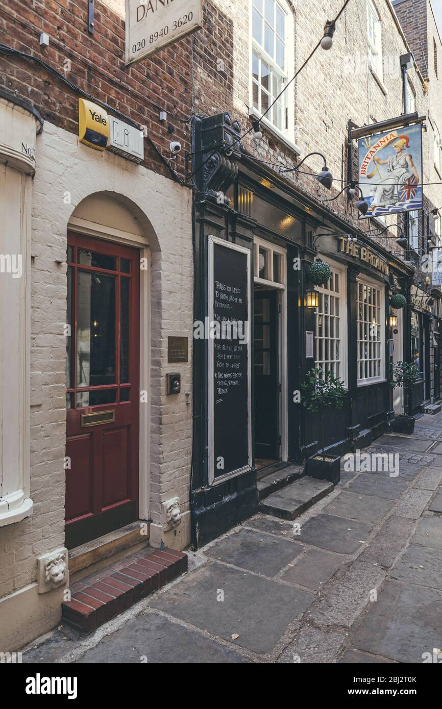 London/UK-1/08/18: Die Fassade von Britannia, einem öffentlichen Gebäude der Klasse II in der Brewers Lane in Richmond. Pubs sind ein soziales Trink-Betrieb und ein Stockfoto