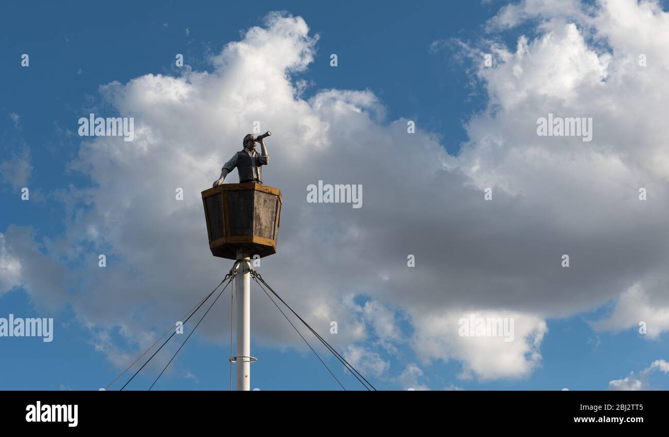 Statue eines Piraten, der durch ein Monokular auf dem Schiff beobachtet. Stockfoto