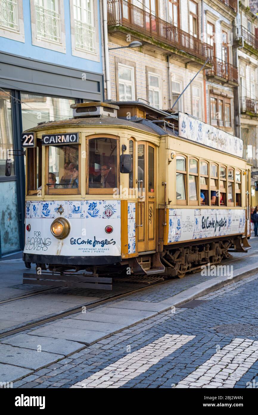 Eine der dekorativen historischen Straßenbahnen dekoriert Straßenbahnen - Electrico - (nach Carmo) in Porto, Portugal Stockfoto