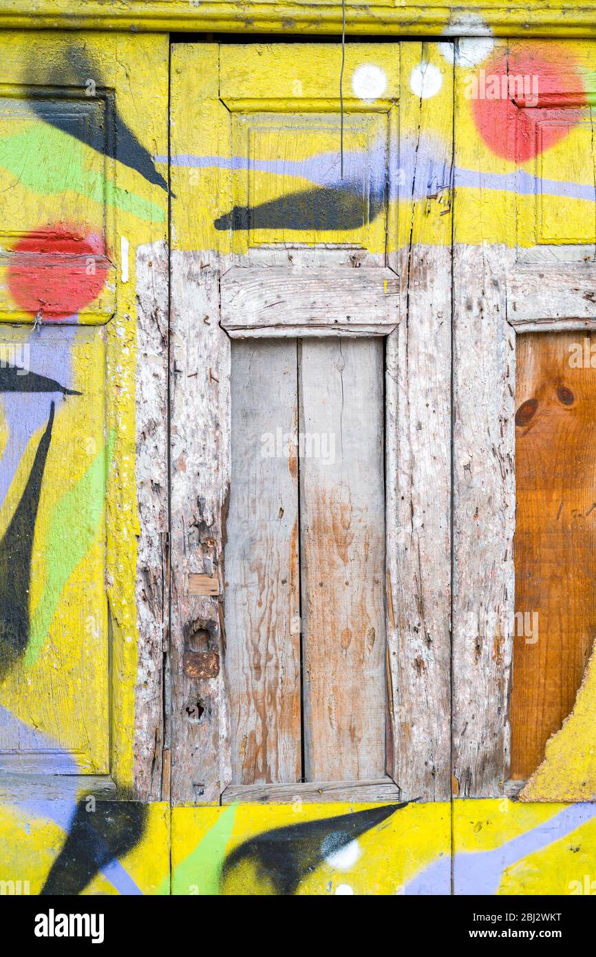 Helle Farben auf einem alten Eingang und grafische Muster in Porto, Portugal Stockfoto