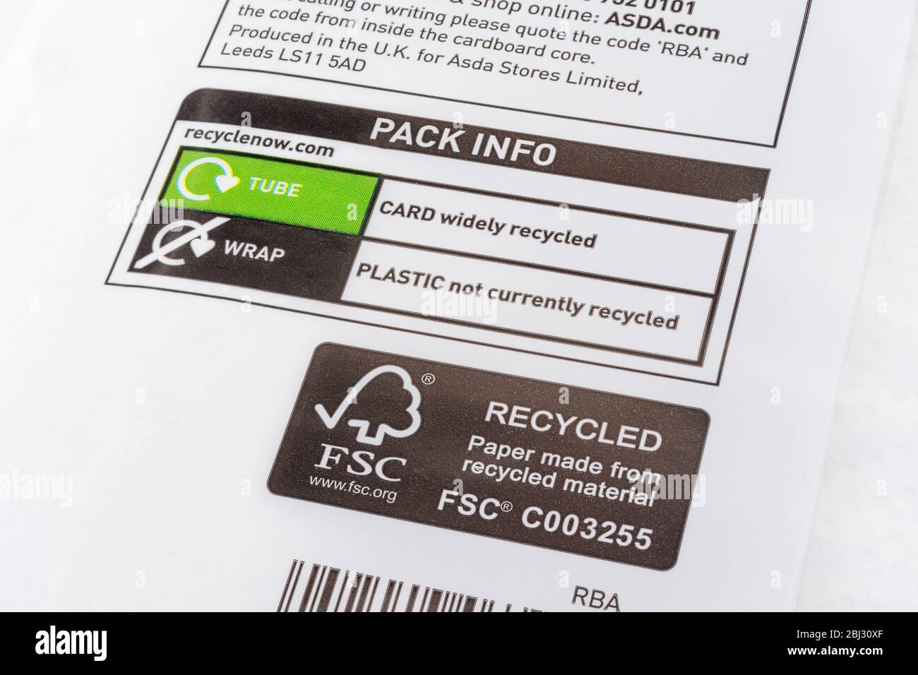 ASDA Produktkennzeichnung mit Recyclingstatus der Verpackung. Für den Krieg gegen weichen Kunststoff, weithin recyceltes Logo, Informationen zum Recycling von Verpackungen, Lebensmitteletiketten. Stockfoto