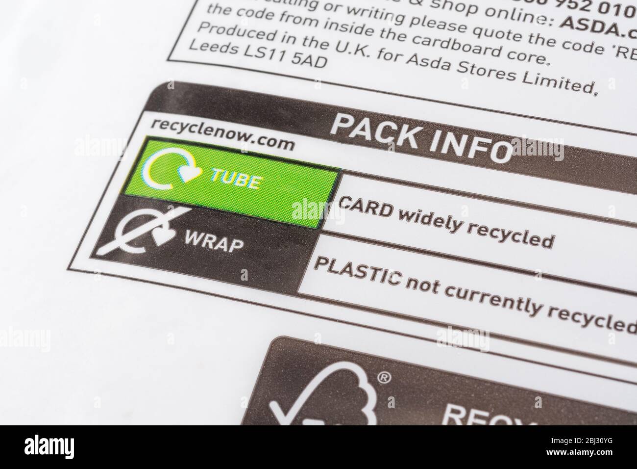 ASDA Produktkennzeichnung mit Recyclingstatus der Verpackung. Für den Krieg gegen weichen Kunststoff, weithin recyceltes Logo, Informationen zum Recycling von Verpackungen, Lebensmitteletiketten. Stockfoto