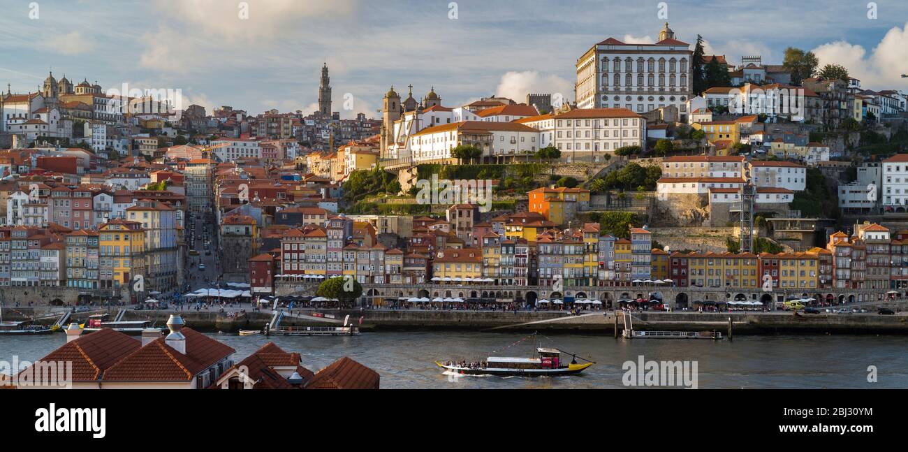 Rabelo Portweinbarge und historische Flussfront der Ribeira Region von Porto von Vila Nova de Gaia in Portugal Stockfoto