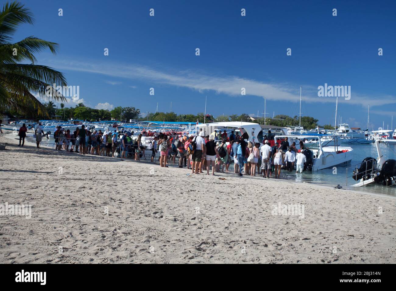 Touristen Boarding Boote gehen auf Tagesausflüge, Bayahibe, Dominikanische republik Stockfoto