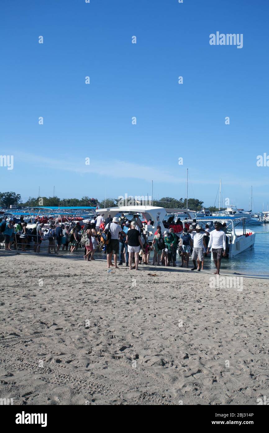 Touristen Boarding Boote gehen auf Tagesausflüge, Bayahibe, Dominikanische republik Stockfoto