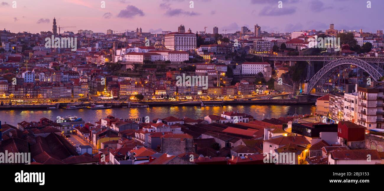 Historische Flussfront der Ribeira Region von Porto bei Dämmerung und Dom Luis I Brücke von Vila Nova de Gaia in Portugal Stockfoto