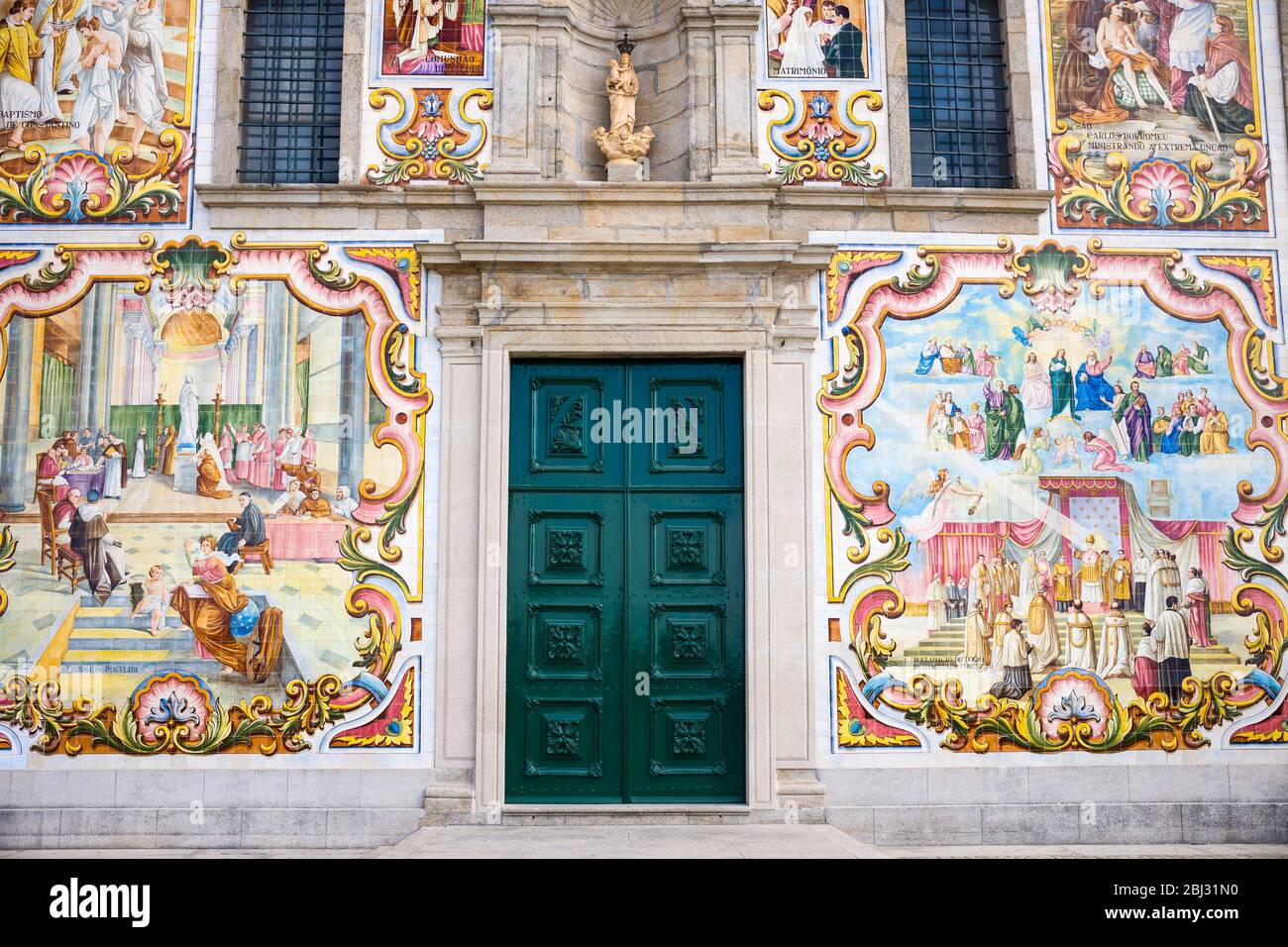 Der Eingang der Kirche ist mit traditionellen Fliesen dekoriert, die religiöse Szenen in Valega bei Ovar in Portugal darstellen Stockfoto