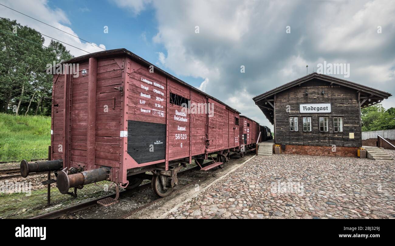 Viehwagen, die von den Nazis für Deportationen der Juden benutzt wurden, ausgestellt am Bahnhof Radegast im ehemaligen Ghetto Litzmannstadt in Lodz, Polen Stockfoto