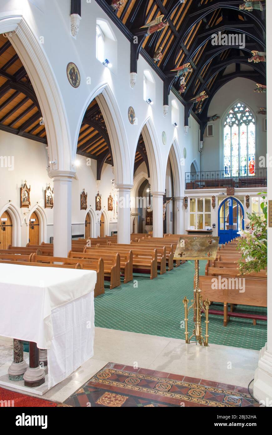 Neugotische Architektur Holy Trinity Roman Catholic Church, 41 Brook Green, Hammersmith, London W6 7BL von William Wardell Joseph Hansom Stockfoto