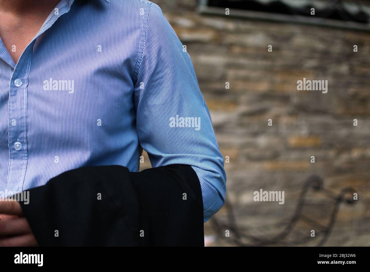 Eleganter Mann mit blauem Hemd und Revers Stockfoto
