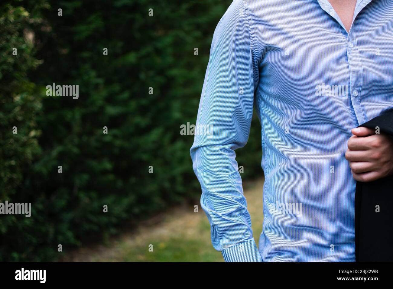 Eleganter Mann mit blauem Hemd mit Hand in der Tasche Stockfoto
