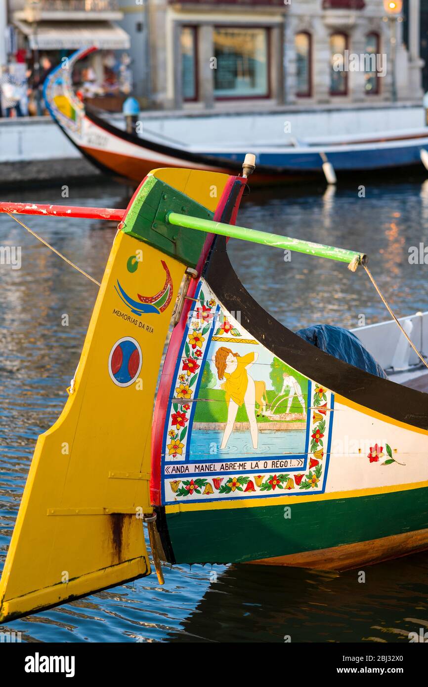 Traditionelle hell bemalte Gondel Stil Moliceiro Kanal Boot mit frechen Szenen auf Prow in Aveiro, Portugal gemalt Stockfoto