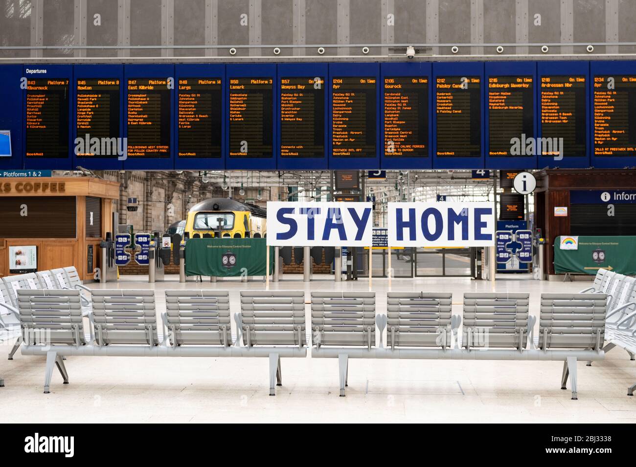Glasgow, Schottland, Großbritannien. April 2020. Stay Home Nachricht für Reisende am Glasgow Central Station Credit: Kay Roxby/Alamy Live News Stockfoto