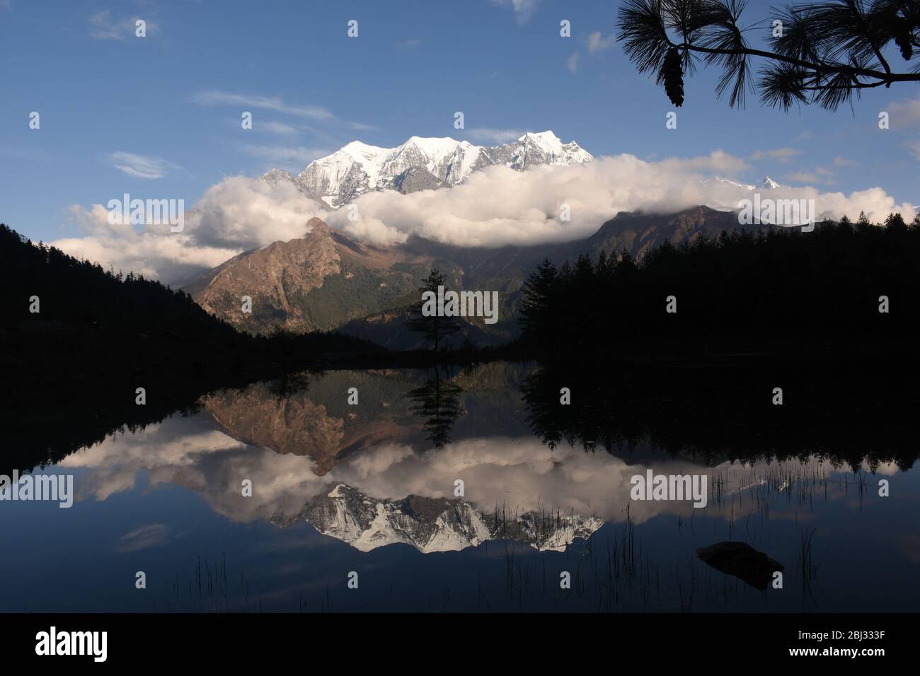 Annapurna Süd vom See an den Hängen des Dhaulagiri gesehen. Stockfoto