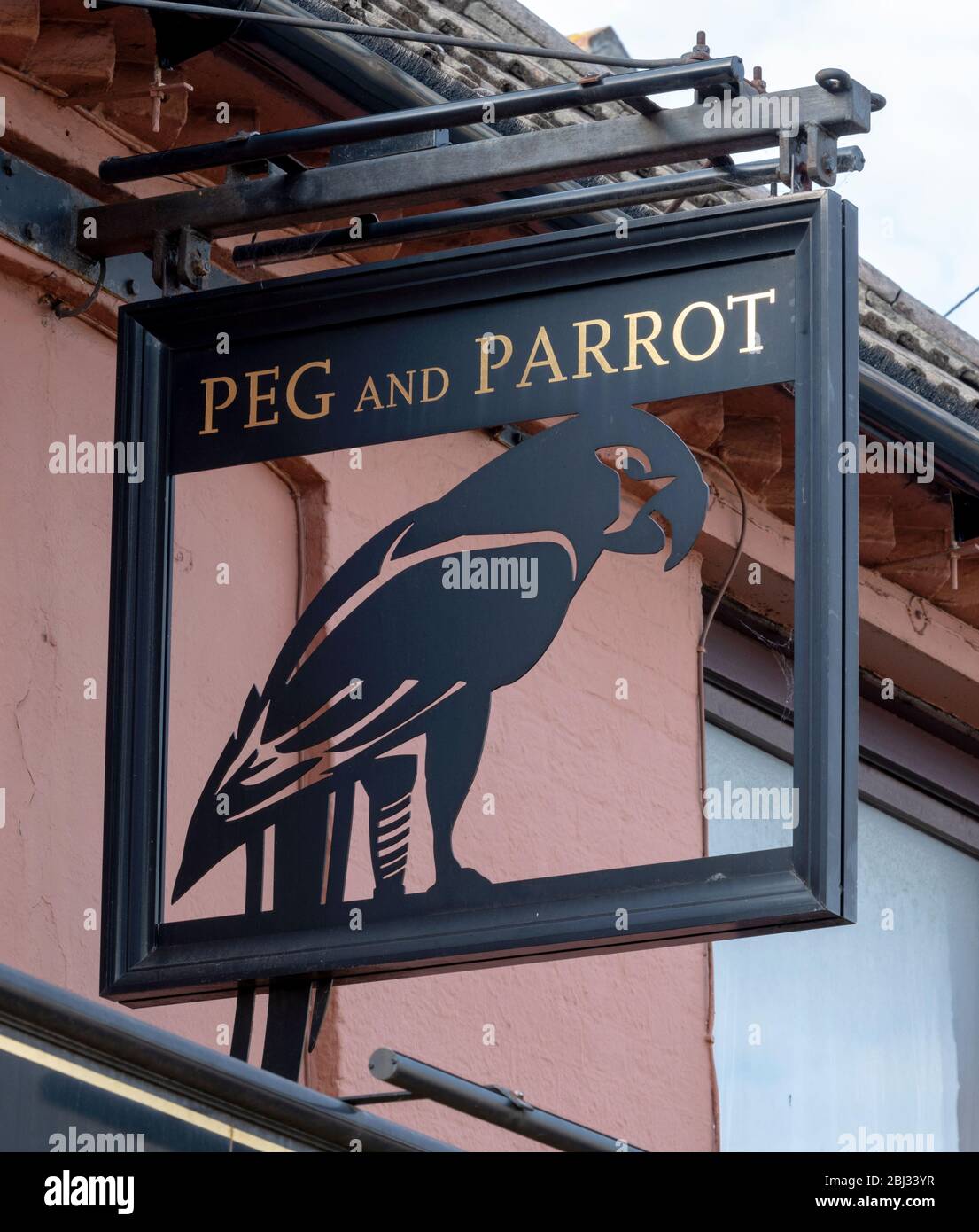 Hängendes Pub-Schild Peg and Parrot Public House, Rumbridge Street, Totton, Hampshire, England, Großbritannien. Stockfoto