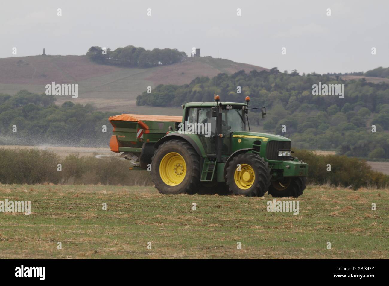 Traktor befruchtet Felder Stockfoto