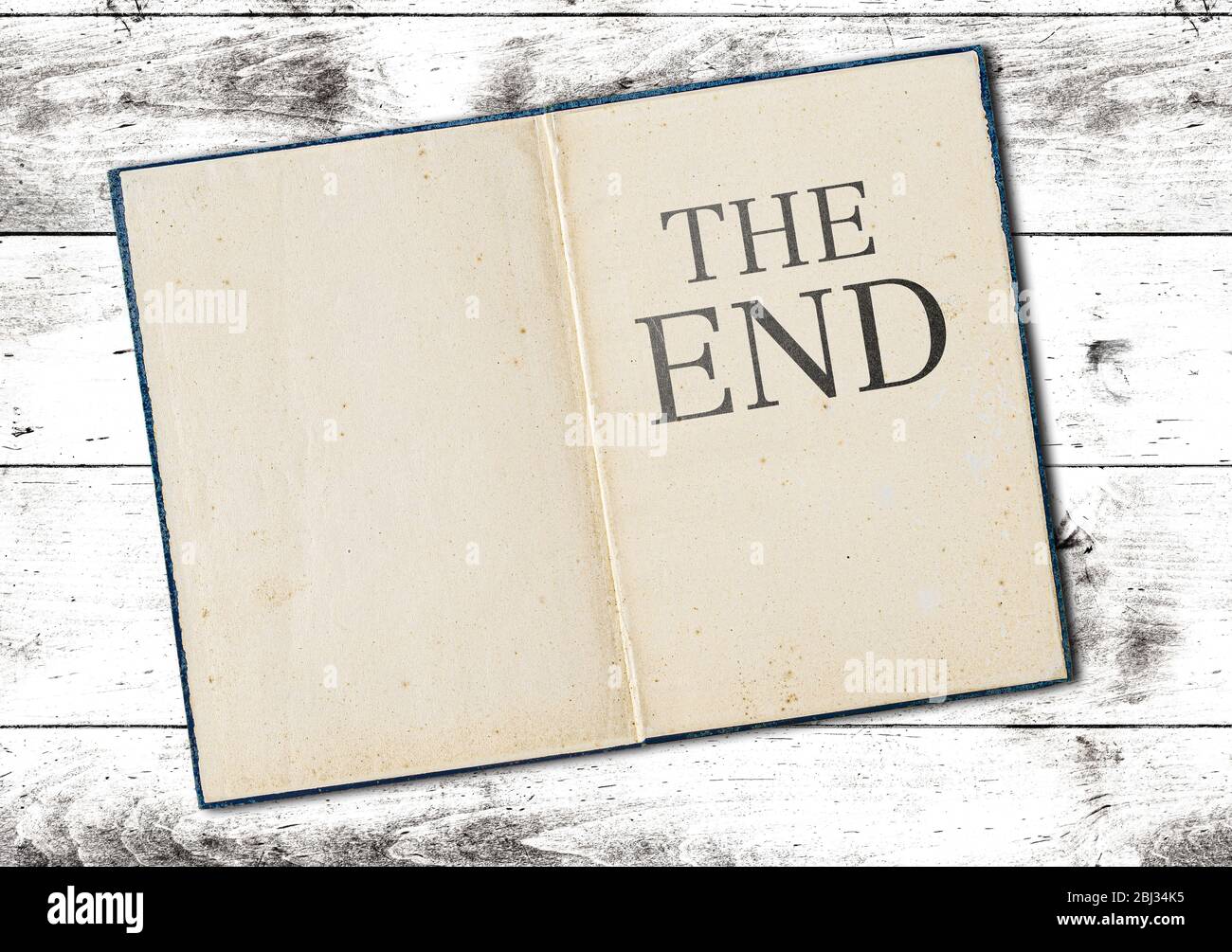Draufsicht des alten offenen Buches mit Text DAS ENDE auf der letzten Seite Stockfoto