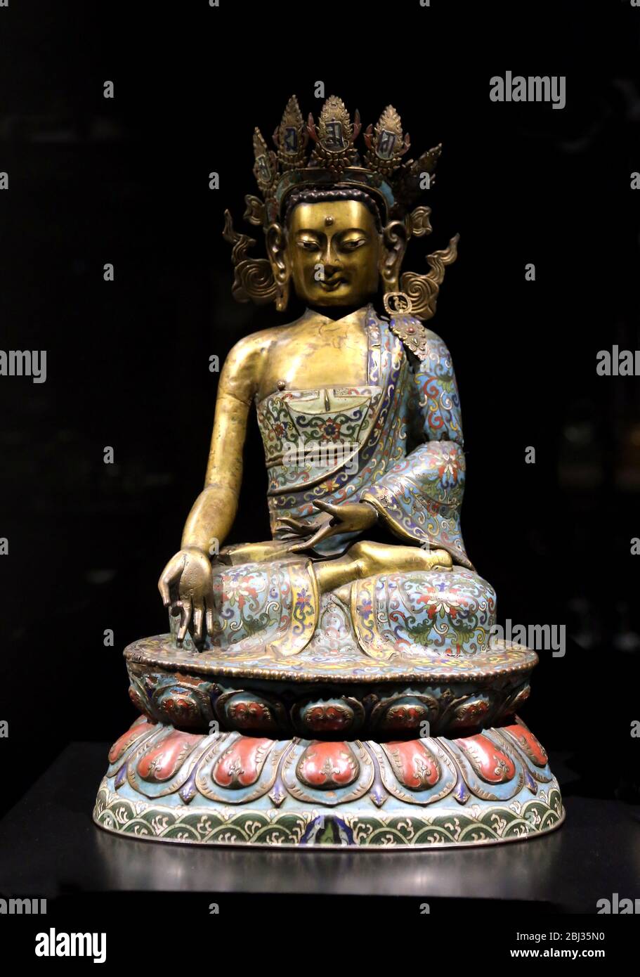 Bhudda-Statue, nach dem sino-tibetischen Stil. Qialong-Periode, (1736-1796) 18. Jahrhundert. Kupfer und Emaille. Museu do Oriente, Lissabon, Portugal Stockfoto