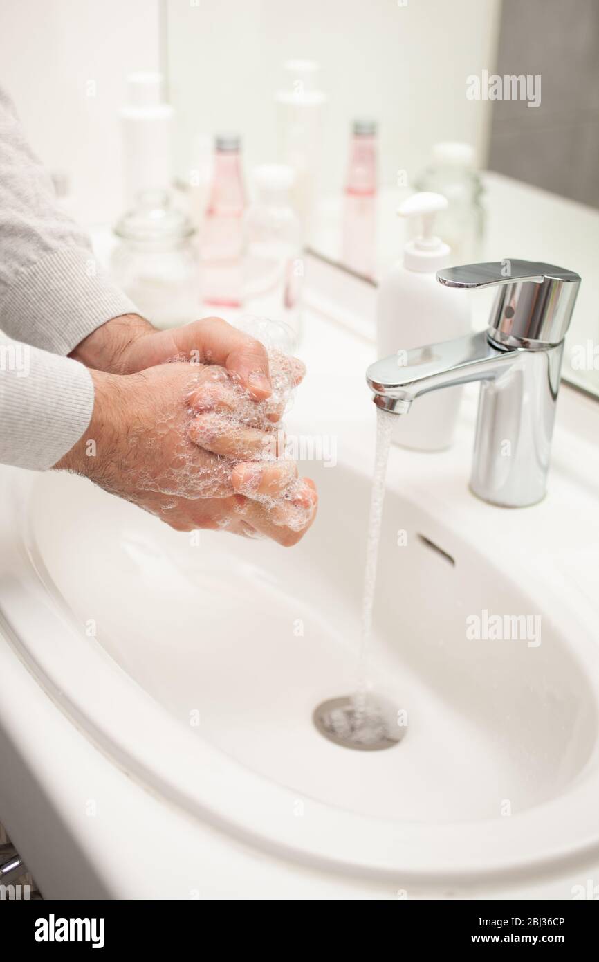 Man wascht die Hände zu Hause mit Seife. Coronavirus Prävention Handhygiene Stockfoto