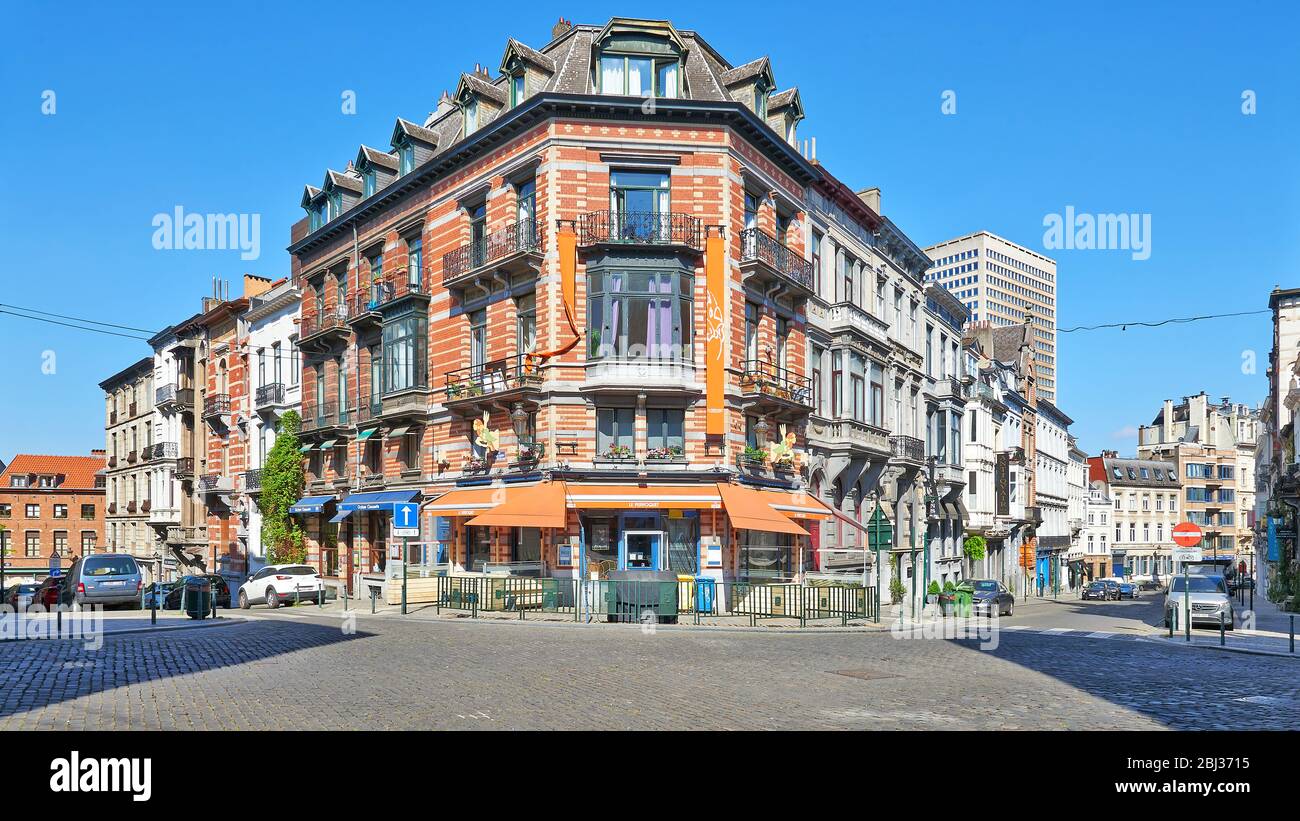 Brüssel, Belgien - 26. April 2020: Ernest Allard Street und Watteeu Street in Brüssel ohne Menschen während der Haftzeit. Stockfoto