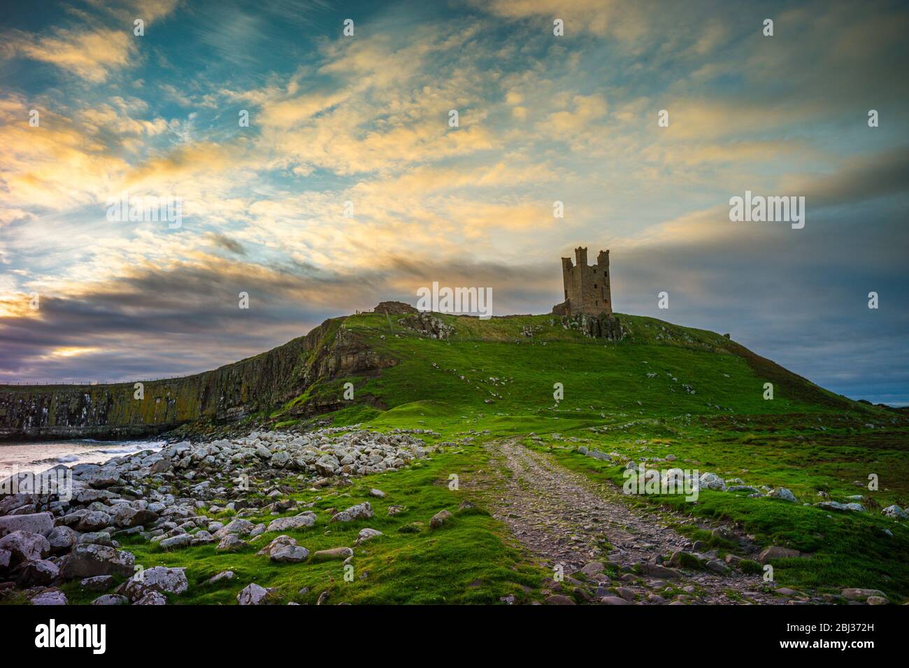 Dunstanburgh Castle steht auf der Great Whinsill. Stockfoto