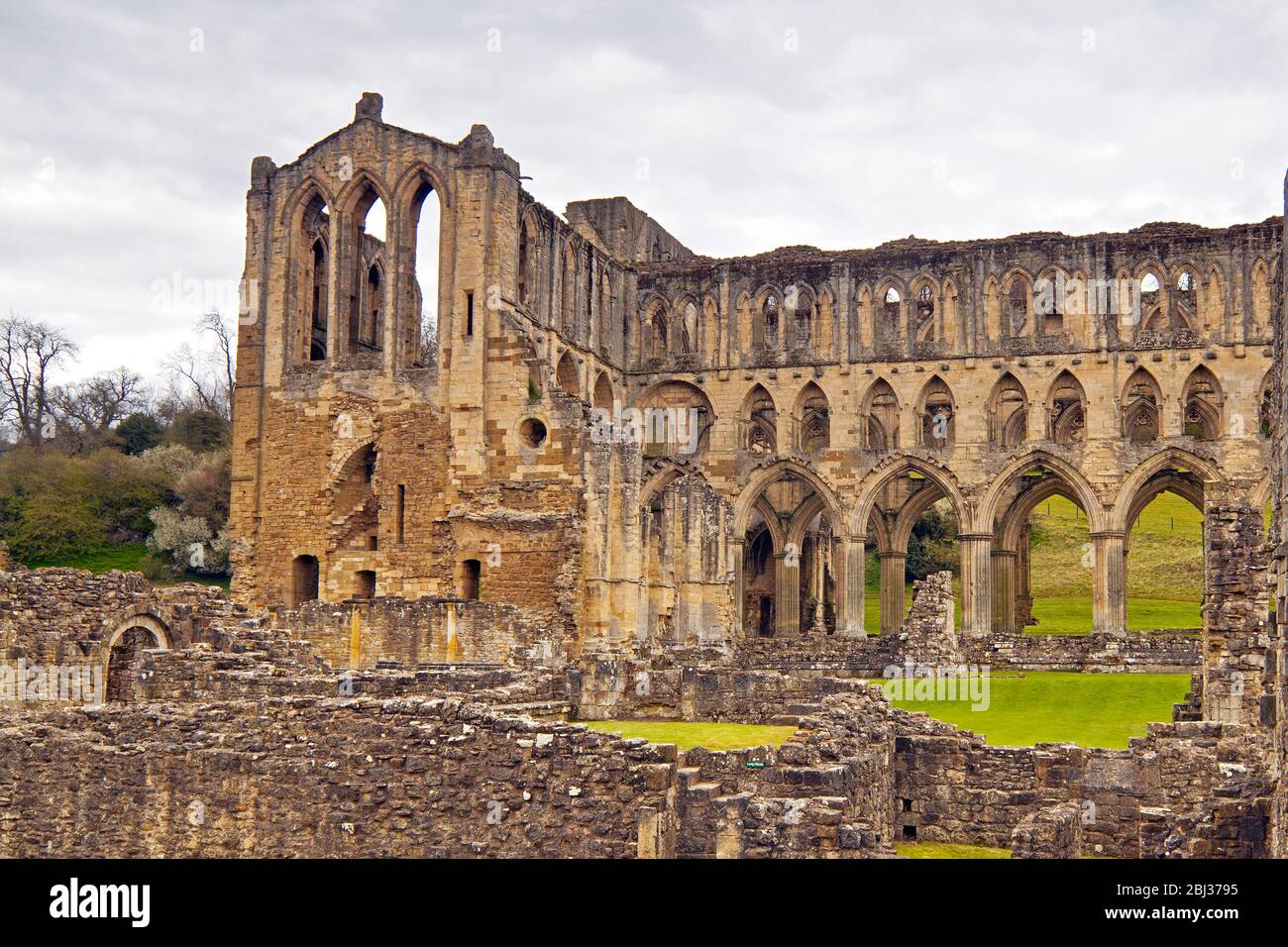 Die Kirchenruine von Rievaulx Abbey betrachtet aus dem Lazarett North Yorkshire Stockfoto