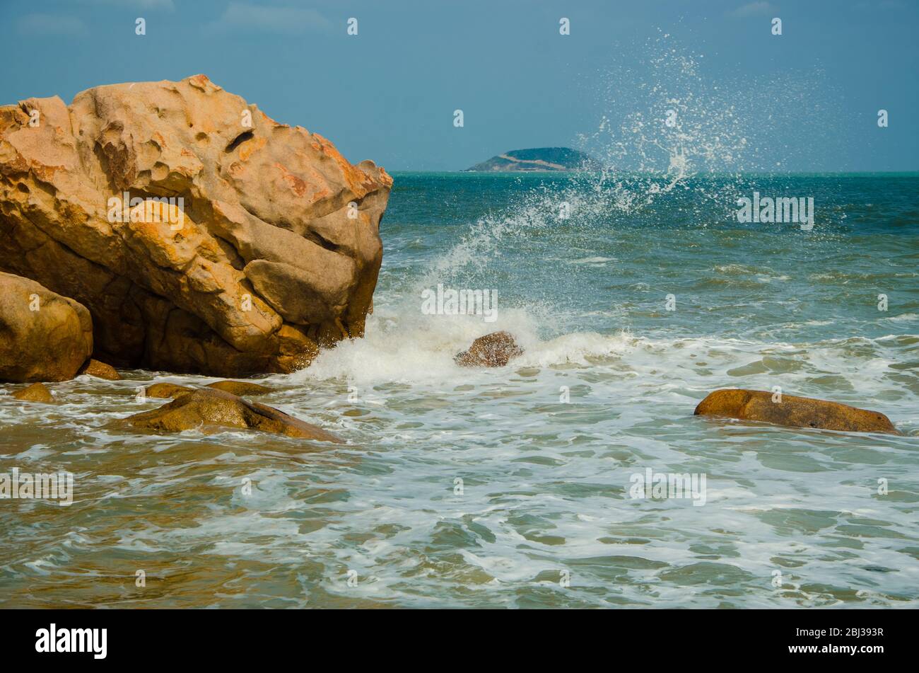 Der Horizont des Ozeans. Meereswellen treffen auf die Felsen Stockfoto