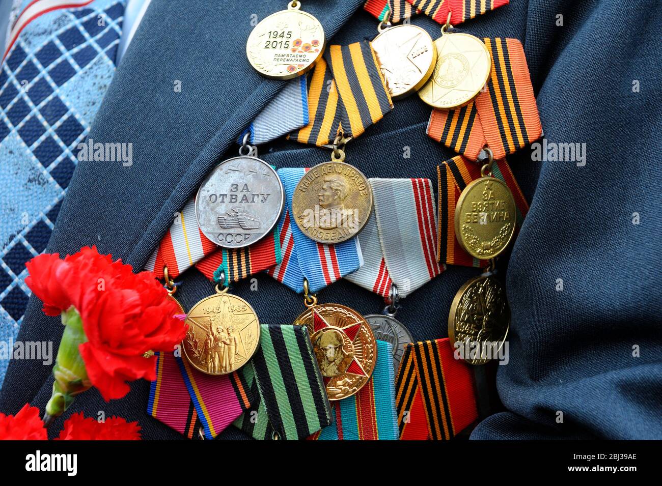 Die Medaillen und die Orden der Sowjetunion nach der Tracht des Veteranen des Zweiten Weltkrieges Feier des Siegestages. Mai 2019. Kiew, Ukraine Stockfoto