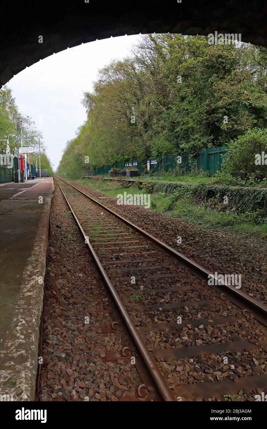 Rostende Schienen an der Burscough Junction 12.4.2020 die Nebenbahnstation mit den Schienen, die rostig sind, da die Züge wegen des Coronavirus hängen Stockfoto