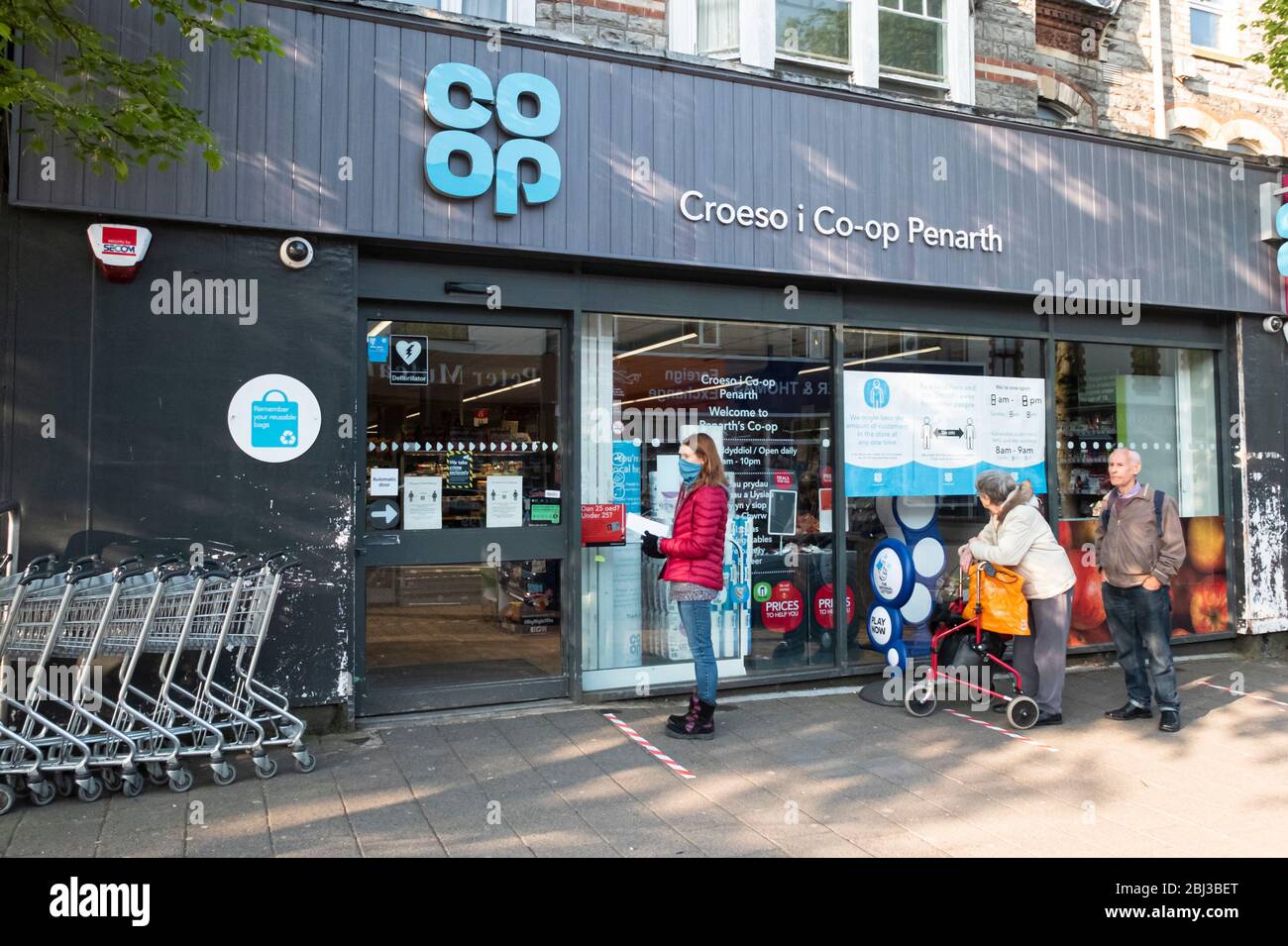 Schlange vor einem Coop-Geschäft in Penarth, Wales, Großbritannien, während  der Coronavirus Pandemie. Soziale Distanz erforderte, dass die Menschen 2  Meter voneinander entfernt waren Stockfotografie - Alamy