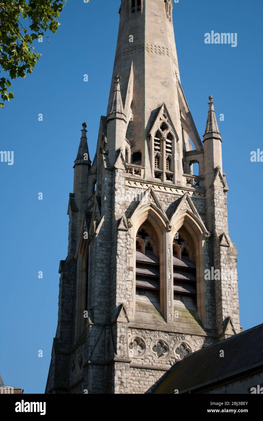 Neugotische Architektur Holy Trinity Roman Catholic Church, 41 Brook Green, Hammersmith, London W6 7BL von William Wardell Joseph Hansom Stockfoto