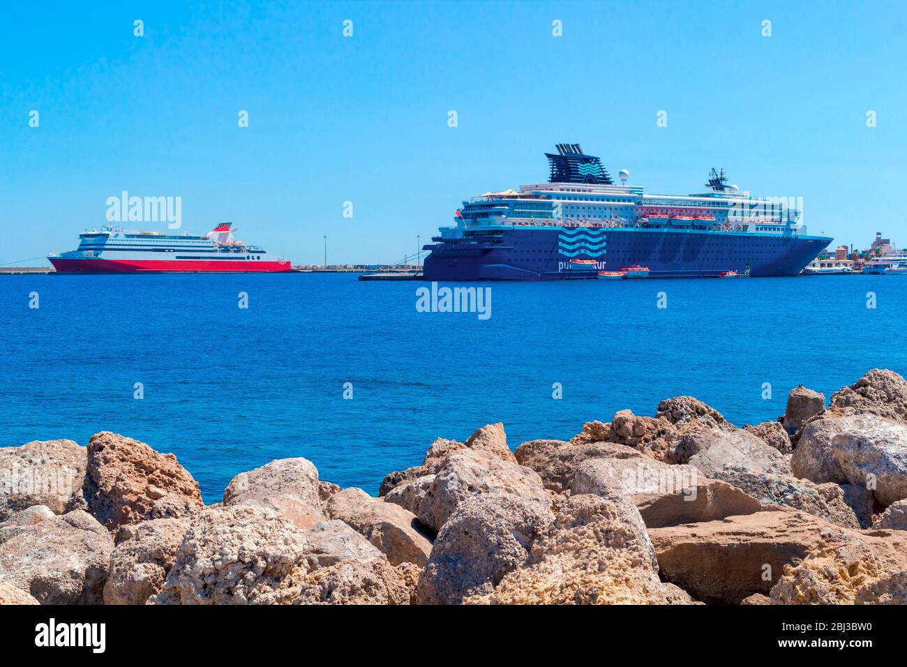 GRIECHENLAND, RHODOS - 12. september 2018 zwei große Kreuzfahrtschiffe im Hafen der Insel Rhodos Griechenland Stockfoto