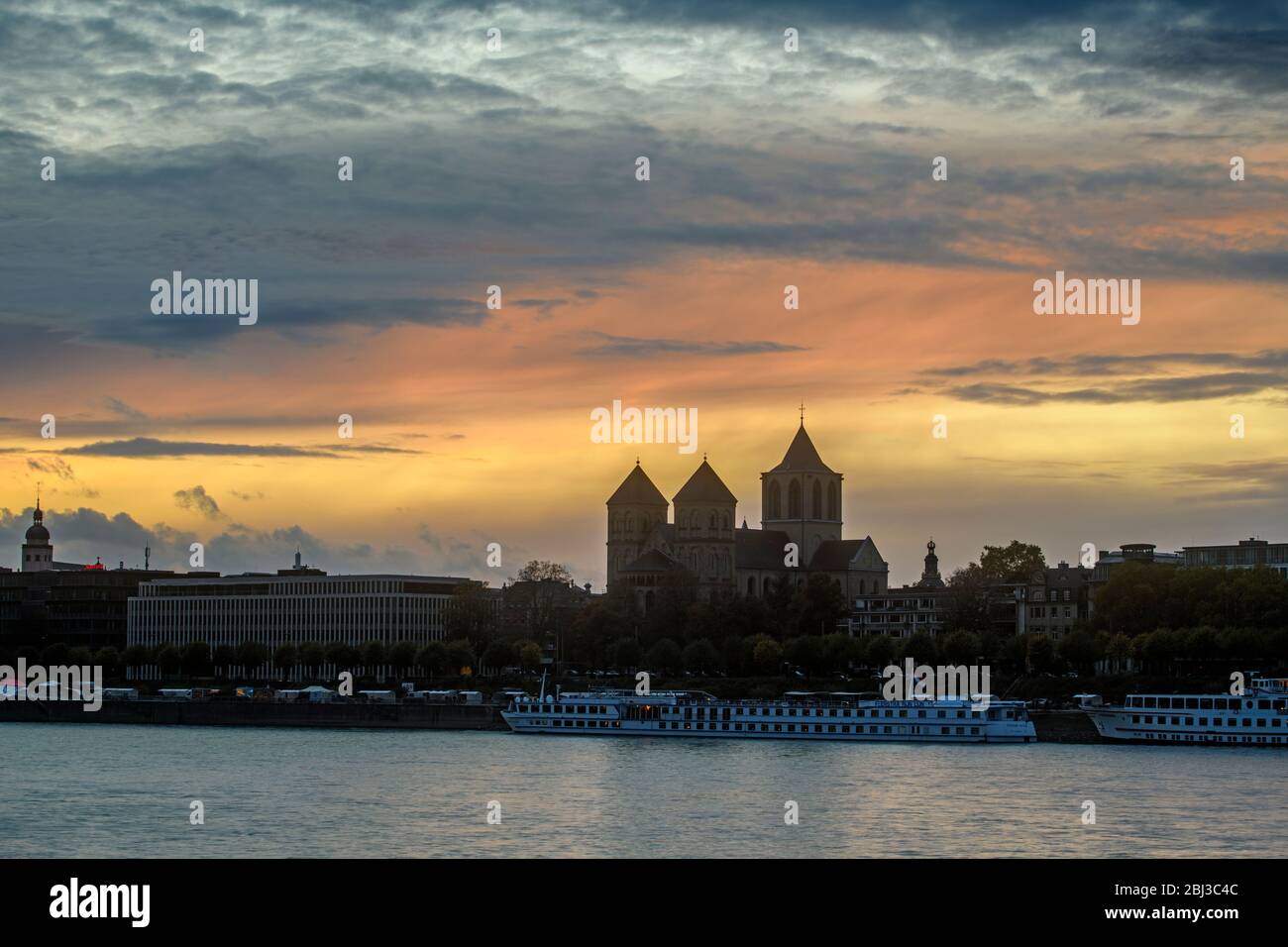 Rhein mit Abendhimmel, Köln, Nordrhein-Westfalen, Deutschland Stockfoto