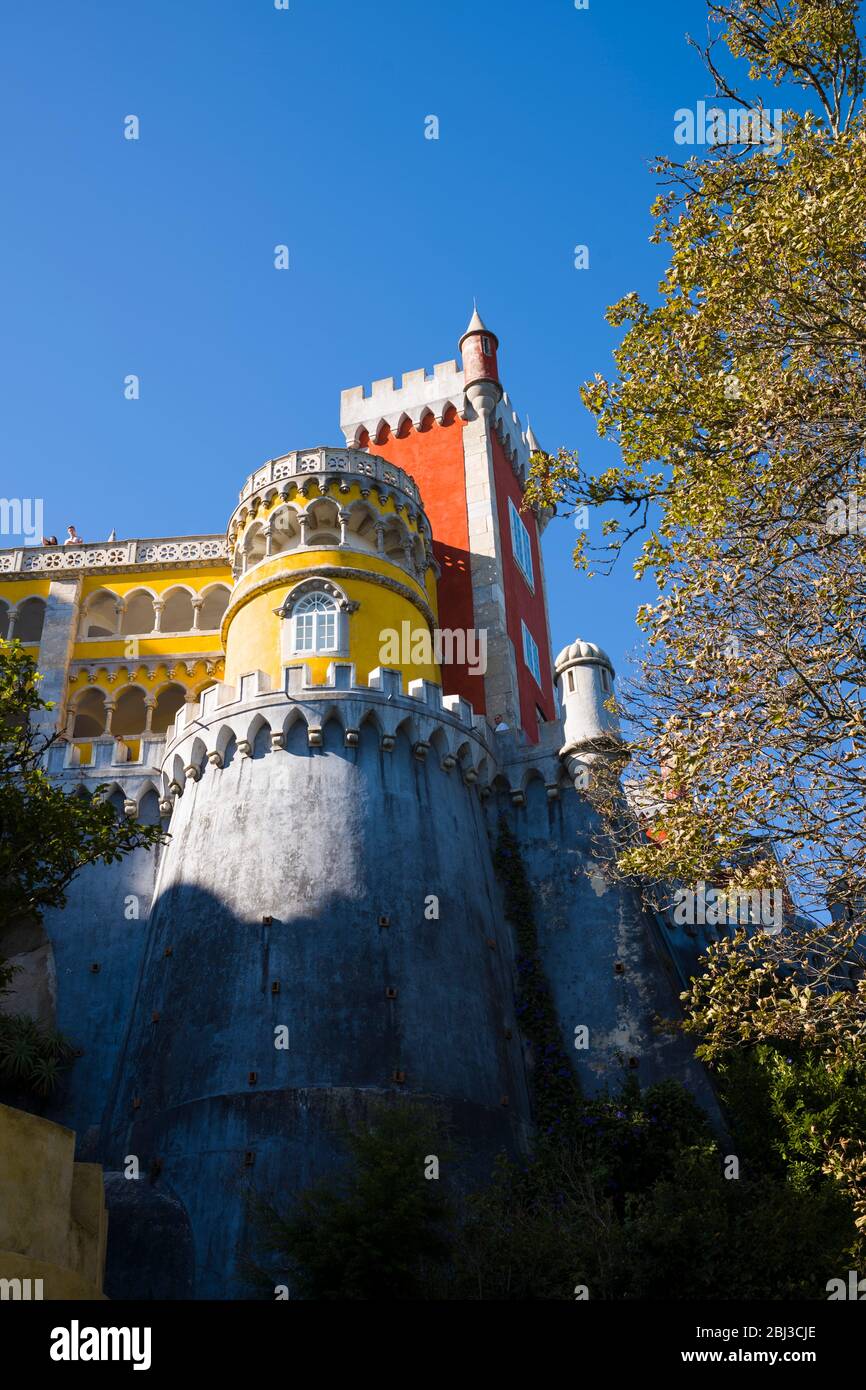 Der Pena Palast, romantizisches Schloss in Sao Pedro de Panaferrim mit Zinnen in der Gemeinde Sintra, Portugal Stockfoto