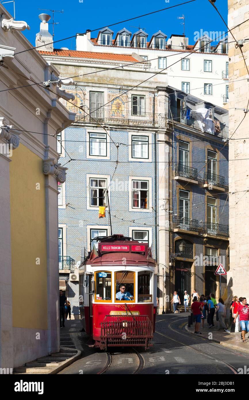 Touristenbahn auf einer Tour durch Egge steilen Straßen des Alfama-Distrikts von Lissabon, Portugal Stockfoto