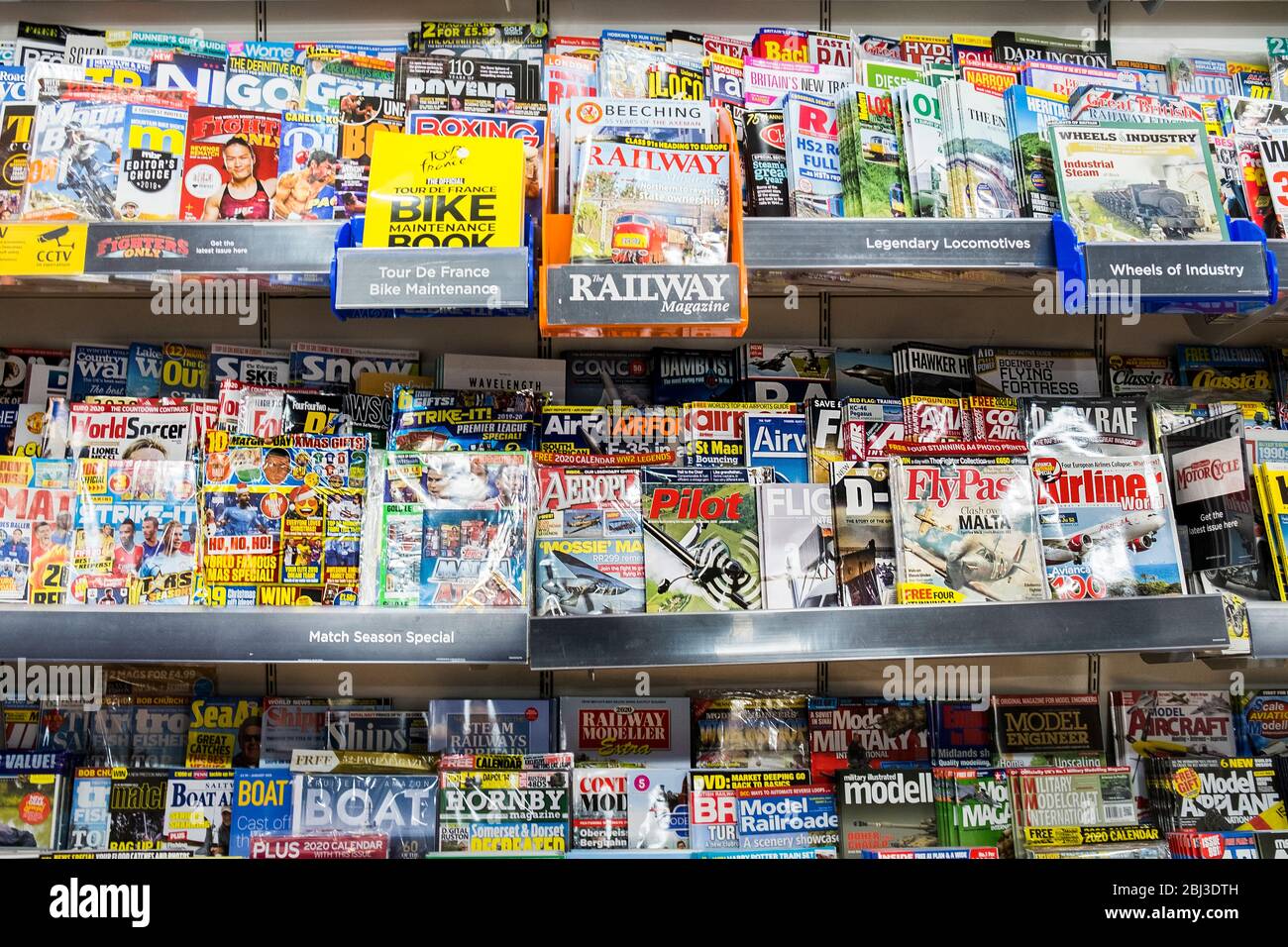 Eine große Auswahl an Zeitschriften und Zeitschriften im WH Smith Shop. Stockfoto