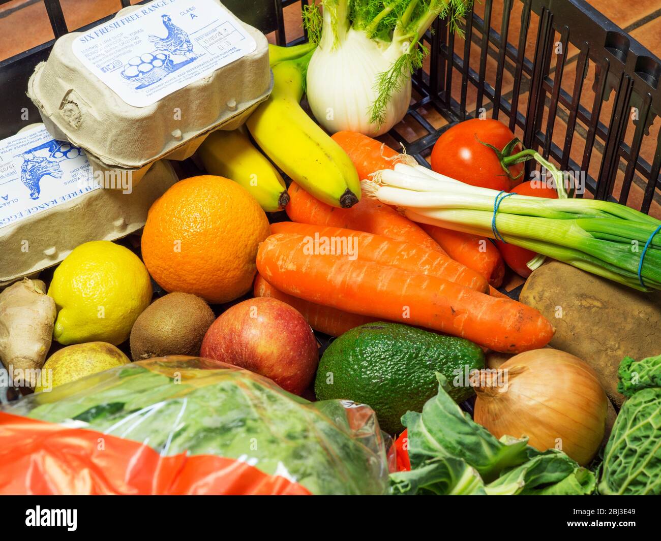 Obst- und Gemüsekiste Lieferung mit lokalen Produkten aus einem Hofladen Stockfoto