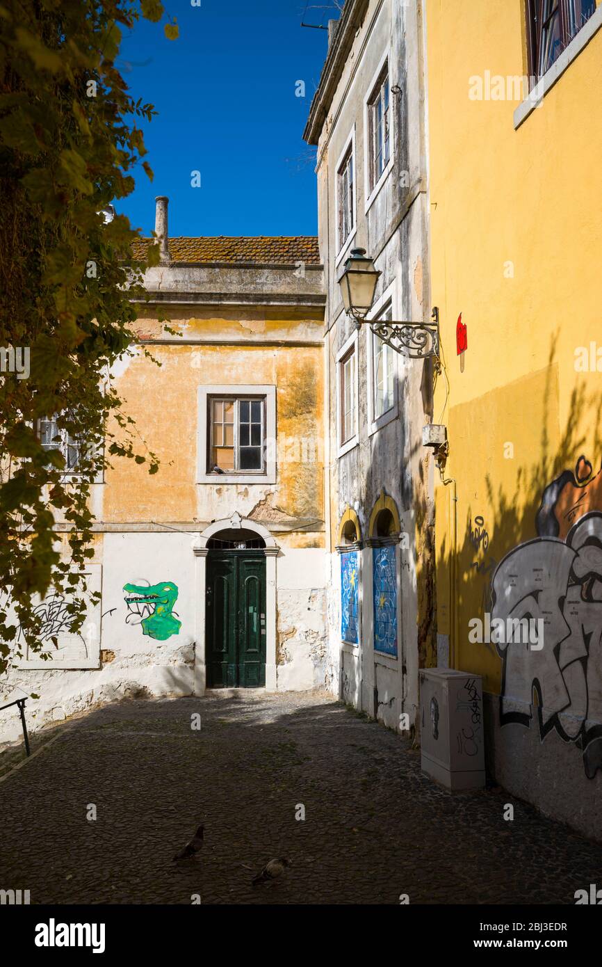 Graffiti und Straßenkunst an der bunten Wand traditioneller Architektur in Lissabon, Portugal Stockfoto