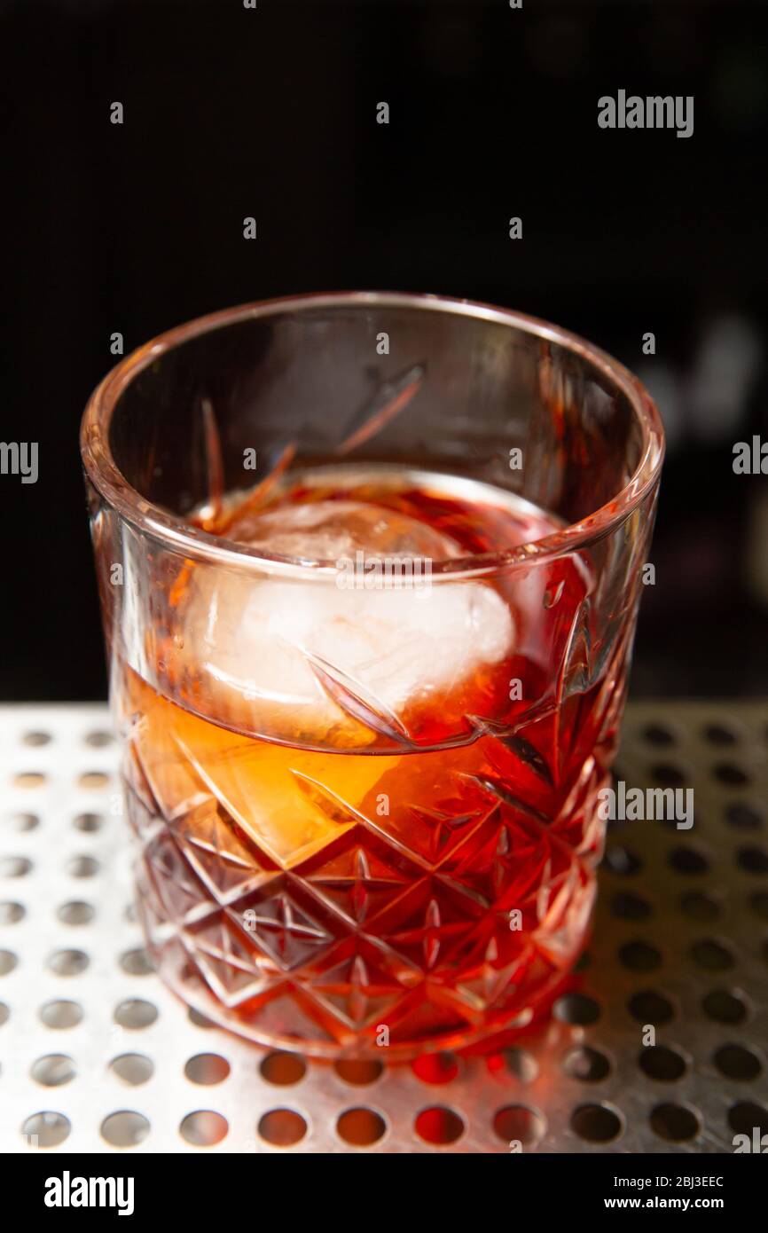 Whisky mit Eisball im Glas. Bereit zum Essen. Stockfoto