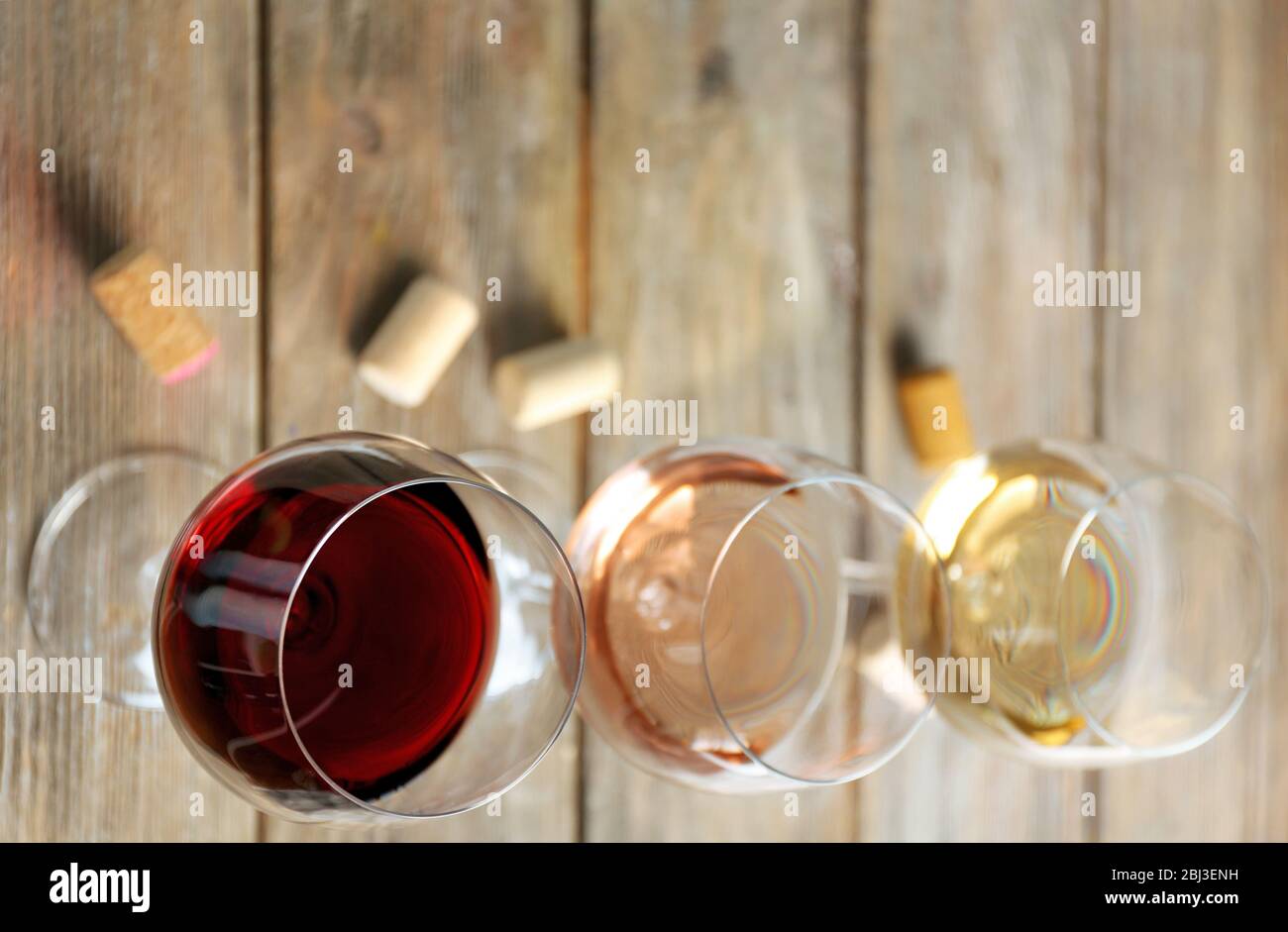 Glas und Korken aus Kristall auf Holzhintergrund Stockfoto