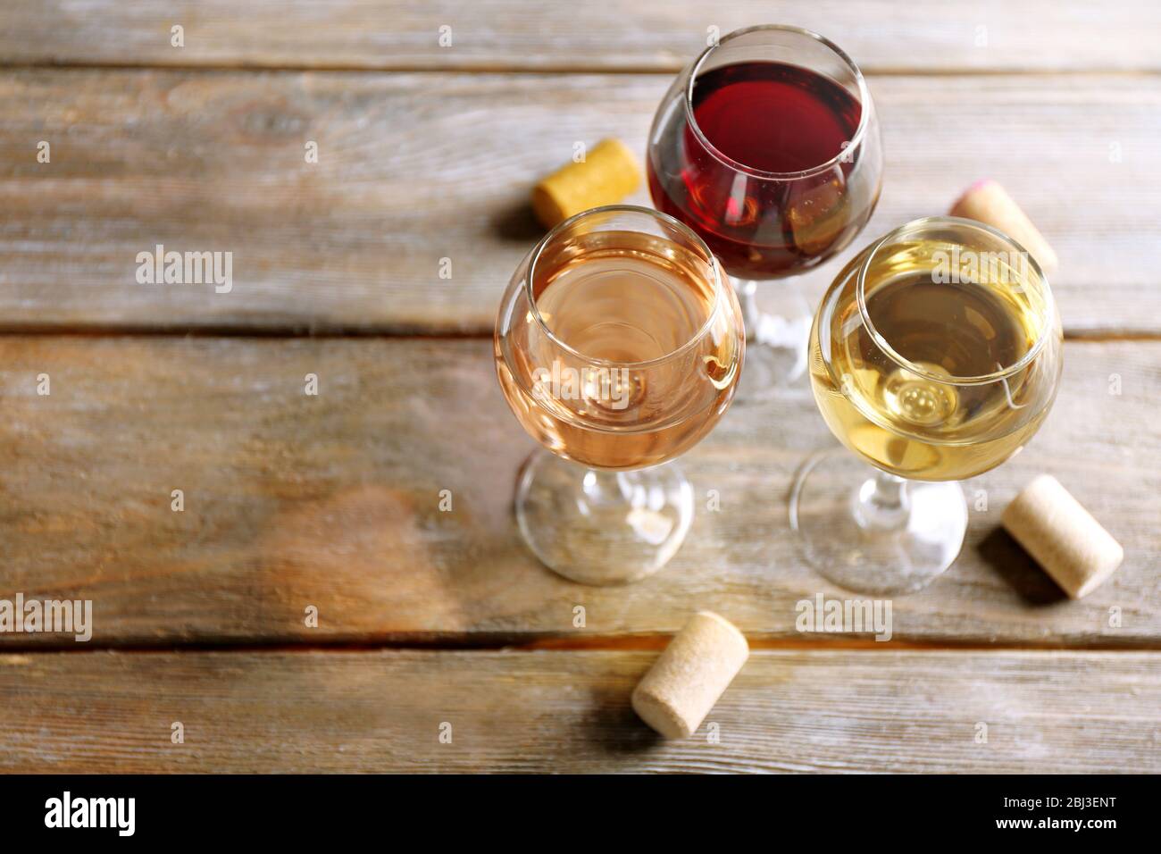 Glas und Korken aus Kristall auf Holzhintergrund Stockfoto