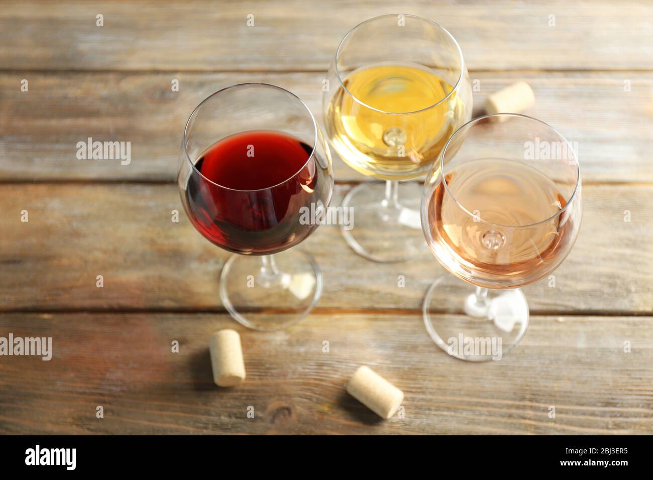 Glas und Korken aus Kristall auf Holzhintergrund Stockfoto