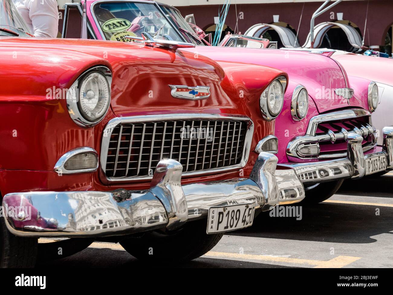 Details von Oldtimern in den Straßen von Havanna - rot, rosa, rosa - glänzend, poliert -´s ist Kuba! Stockfoto