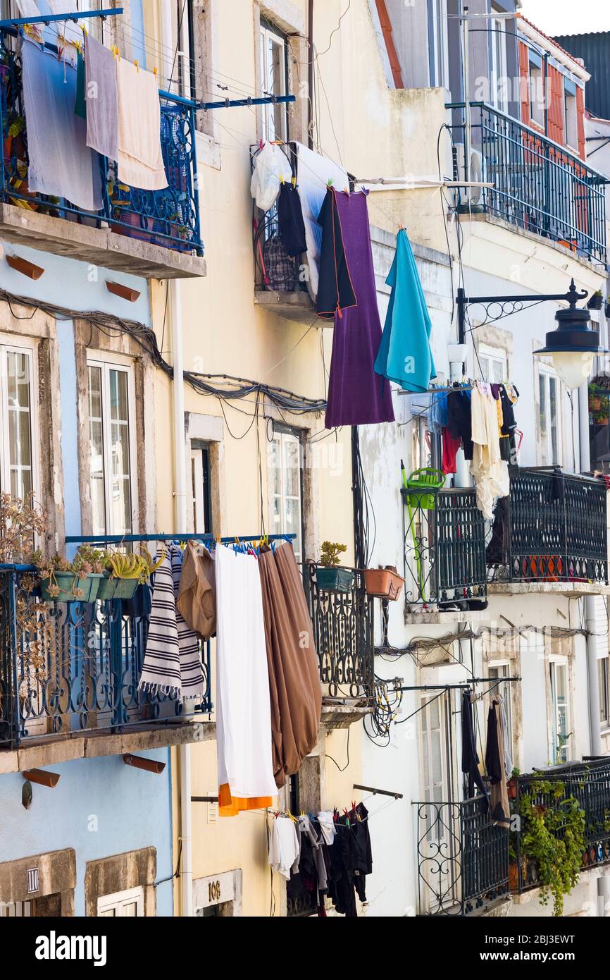 Typische portugiesische Steilküsteszene, Wäsche zum Trocknen an Wäscheleinen und Balkonen in Lissabon, Portugal Stockfoto