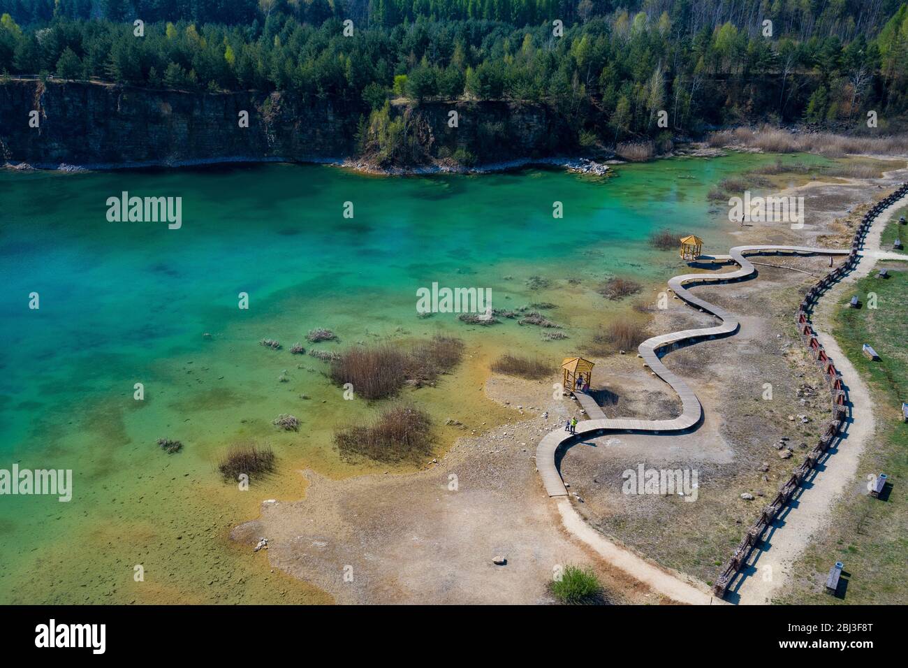 Luftaufnahme des Holzpfades über türkisfarbenen See. Dürre. Drone Dron Dron Ansicht. Stockfoto